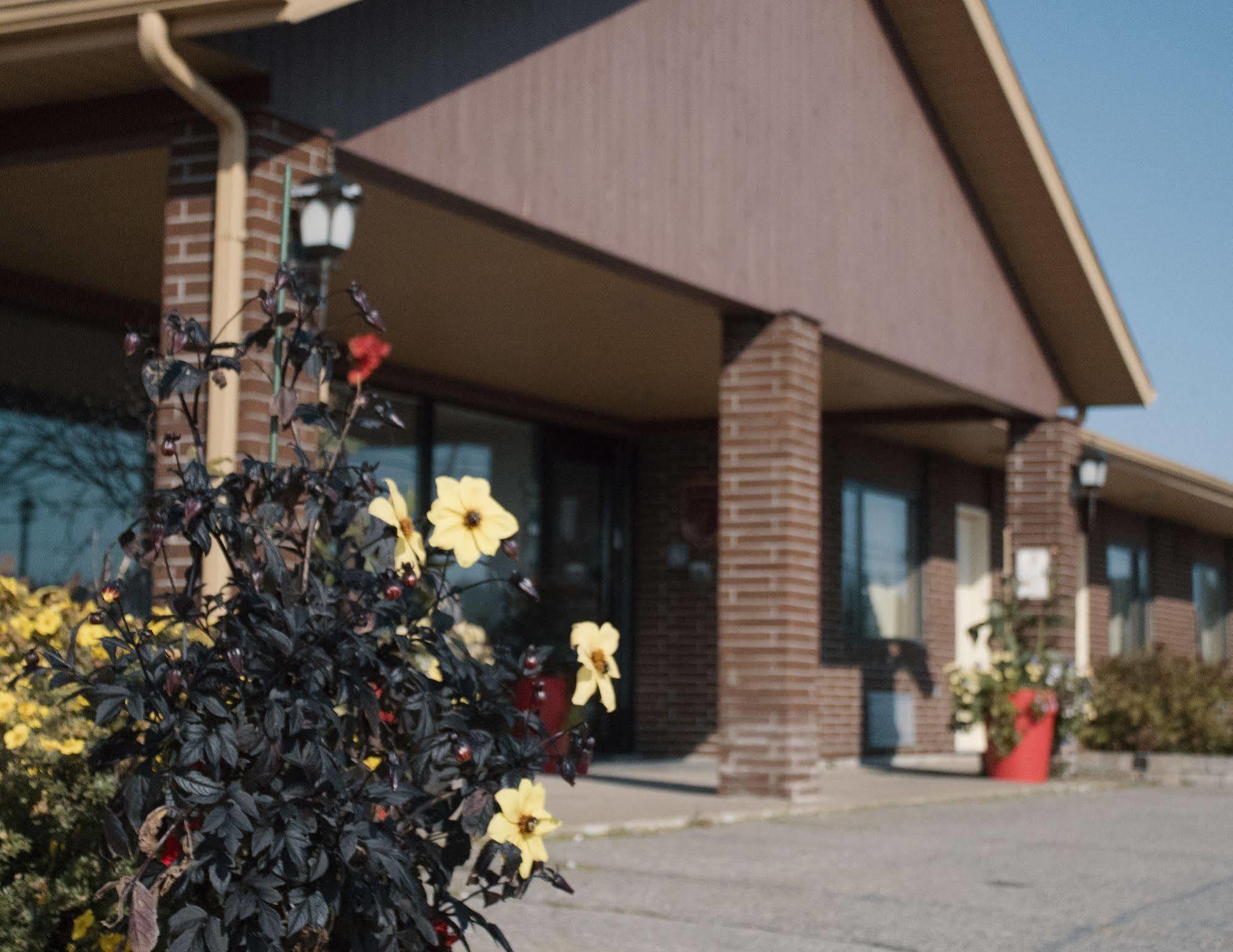 Hotel Le Voyageur Sept-Îles Exterior foto